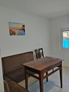 ein Holztisch und ein Stuhl in einem Zimmer in der Unterkunft Studio Casa Katiușa in Jurilovca