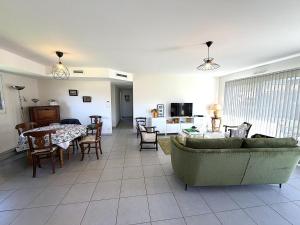a living room with a couch and a table at Le gîte de la battère in Saubusse