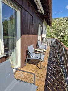 a deck with chairs and a table on a house at Ferienwohnung KönigSonne in Lauda-Königshofen