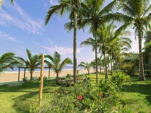 een park met palmbomen en een strand bij Casitas Pacificas in Máncora