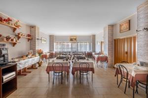 a large dining room with tables and chairs at Hotel Darsena in Passignano sul Trasimeno