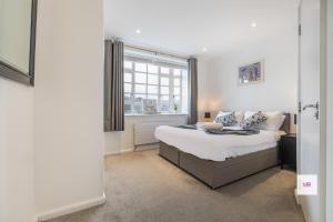 a bedroom with a bed and a window at Brighton central stylish stays. Walk to the beach. in Brighton & Hove