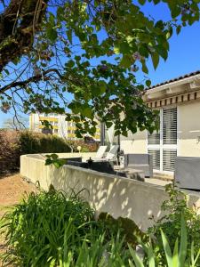 a backyard of a house with a table and chairs at Maison 4 ch, véranda, proche commodités, Aurillac in Aurillac