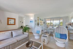 a living room with a couch and chairs and a table at Golf Mar I H5 in Pals