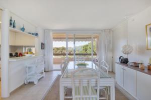 a kitchen and dining room with a table and chairs at Golf Mar I H5 in Pals