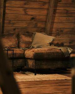 a bed and a couch in a room at BRUN Cabin in Şotrile