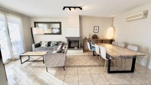 a living room with a table and a couch at Maison en colocation, 2 salles de bains & WC, Wifi, Parking, proche CHU & Limoges in Isle