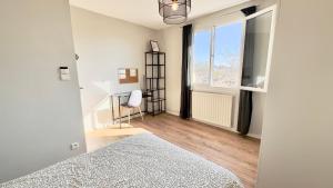 a white bedroom with a bed and a window at Maison en colocation, 2 salles de bains & WC, Wifi, Parking, proche CHU & Limoges in Isle