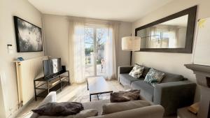 a living room with a couch and a tv at Maison en colocation, 2 salles de bains & WC, Wifi, Parking, proche CHU & Limoges in Isle