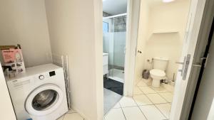 a bathroom with a washing machine and a toilet at Maison en colocation, 2 salles de bains & WC, Wifi, Parking, proche CHU & Limoges in Isle +20 photos