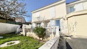 a white house with a fence in front of it at Maison en colocation, 2 salles de bains & WC, Wifi, Parking, proche CHU & Limoges in Isle
