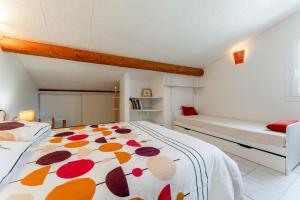 a white room with a bed and a bed and a bed and a bedskirts at Maison proche Vaison la Romaine in Saint-Romain-en-Viennois +17 photos