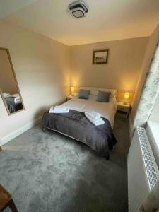 a bedroom with a large bed in a room at Delightful detached 2 bedroom cottage in Grantley