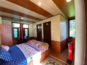 a bedroom with a bed in a room at Nature Nest in Manāli