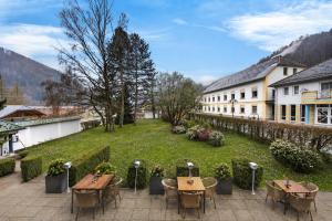 a courtyard with tables and chairs and a building at Schinagl Klaus in Klaus an der Pyhrnbahn