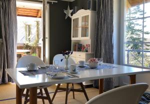 a dining room with a table and white chairs at Erholung und Wellness in Dänschendorf