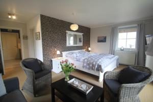 a bedroom with a bed and two chairs and a table at Erholung und Wellness in Dänschendorf