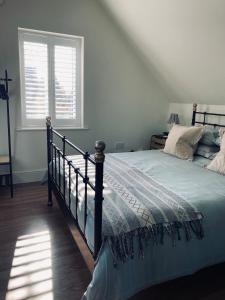 a bedroom with a bed and a window at Guest house in Compton in Winchester