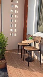 a patio with two chairs and a table and a table at ยินดีรีสอร์ท Yindee Resort in Don Sak