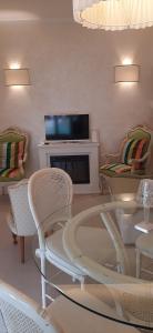 a living room with a table and chairs and a tv at Casa Tulliola in Moneglia