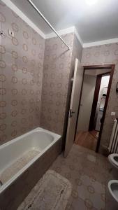 a bathroom with a tub and a sink at Appartamento Tulipano in Nevegal +26 photos