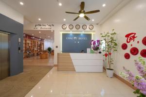 a store lobby with a ceiling fan and flowers at Cong Fu Hotel in Bắc Hà