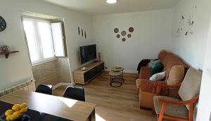 a living room with a couch and a table at Brisa do Mar in Laxe