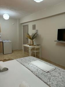 a white room with a table and a tv at Luxury Villa Vista in Tsouknída