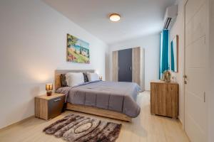 a bedroom with a king sized bed and a rug at Superlative 3BR Penthouse, Private Pool and Views in Hal Ghaxiak
