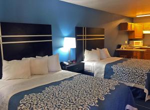 ein Hotelzimmer mit 2 Betten und einer Küche in der Unterkunft Americas Best Value Inn Bishop/Kingsville in Bishop