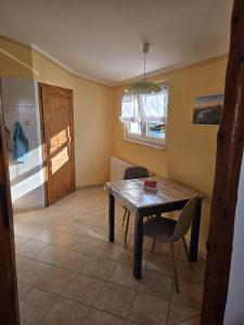 a room with a table and chairs and a window at Ferienhaus am Malerweg in Königstein an der Elbe