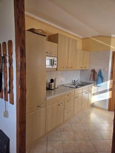 a kitchen with wooden cabinets and a counter top at Ferienhaus am Malerweg in Königstein an der Elbe
