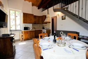 a kitchen with a table with a white table cloth at Carrerapiana Apartments in Pigna
