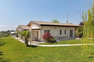 a house with a green lawn in front of it at Bardolino Golden Hill in Bardolino