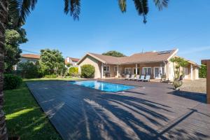a house with a swimming pool in a yard at Villa Aqueduto in Póvoa de Varzim