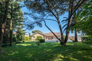 a house with a yard with trees at Villa Aqueduto in Póvoa de Varzim