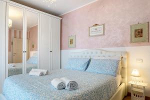 a bedroom with a bed with towels on it at Bardolino Golden Hill in Bardolino +33 photos
