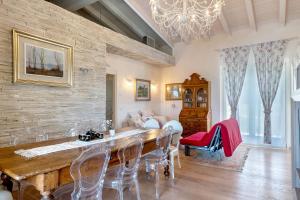 a dining room with a wooden table and chairs at Bardolino Golden Hill in Bardolino