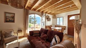 a living room with a couch and a table at Les hauts de LOUVIE in Louvie-Soubiron