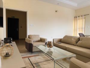 a living room with a couch and a table at Appartements modernes, Wifi, TV - Yaoundé, Omnisports in Yaoundé