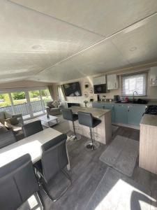 a kitchen and living room with a table and chairs at JLUX Lodges in Crowle