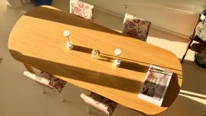 a wooden table in a room with chairs around it at Villa familiar com piscina e jacuzzi a 30 min de Lisboa in Torres Vedras