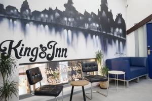 a waiting room with chairs and a sign that reads king jam at King's Inn City Hostel Alkmaar in Alkmaar