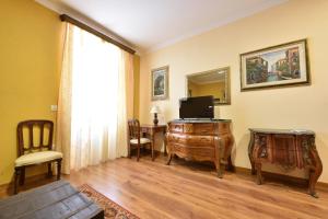 a living room with a television and a desk with a televisionictericter at Villa Fozzi in Bonorva
