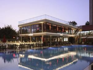 a building with a swimming pool in front of a building at فندق بغداد Baghdad International Hotel in Baghdād