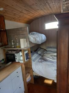 a small room with a bunk bed and a microwave at Casa Otium in Genk