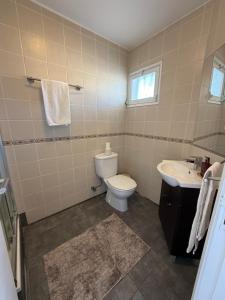 a bathroom with a toilet and a sink at Apartamento Oura - Albufeira in Bicas