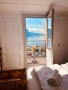 a bedroom with a bed and a view of the ocean at BnB Villa Kapellmatt - Seezugang, Bio-Frühstück, SUP am Rigi in Vitznau