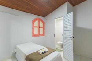 a white bedroom with a bed and a toilet at Casa da Matriz in Pirenópolis +26 photos
