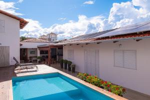 a house with a swimming pool in the backyard at Casa da Matriz in Pirenópolis